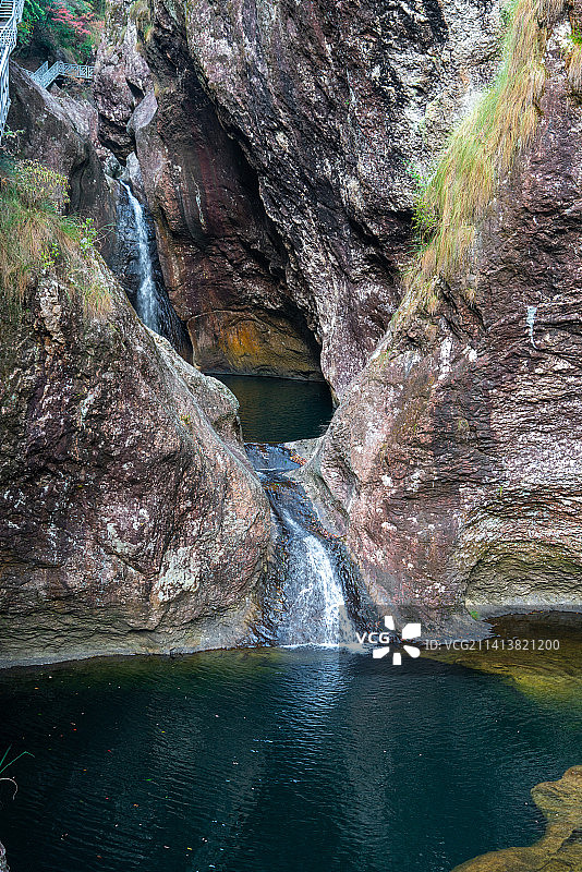 浙江温州文成铜铃山森林公园潭水与壶底瀑布图片素材