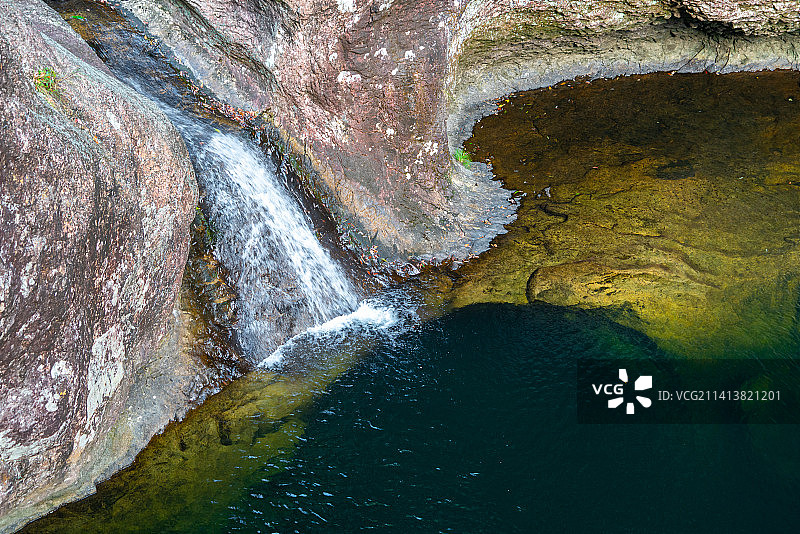 浙江温州文成铜铃山森林公园潭水与壶底瀑布图片素材