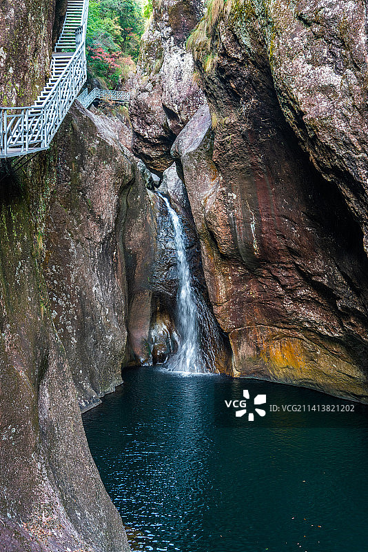 浙江温州文成铜铃山森林公园潭水与壶底瀑布图片素材