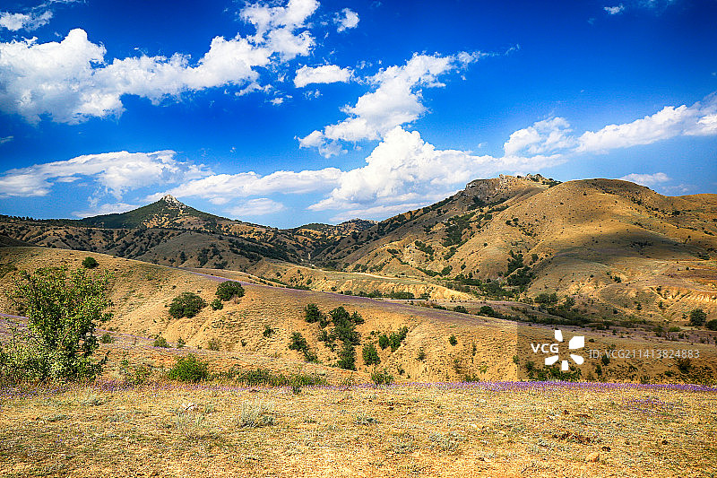 天空映衬下的风景图片素材