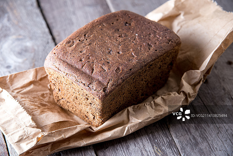 老木头背景上的健康面包图片素材
