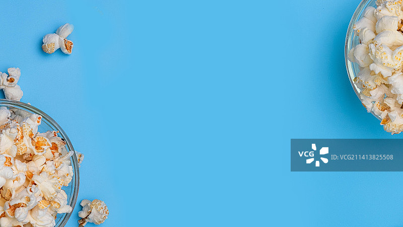 淡蓝色背景下玻璃碗里的美味爆米花，泰国图片素材
