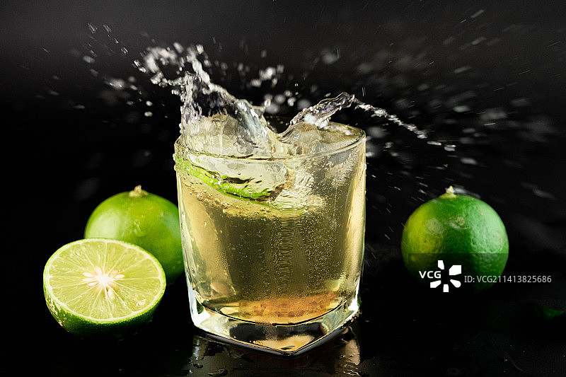 金色墨西哥龙舌兰酒配柠檬和盐的照片，泰国图片素材