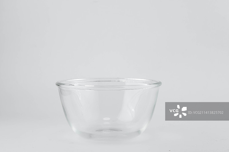白色背景上的空玻璃碗，泰国图片素材