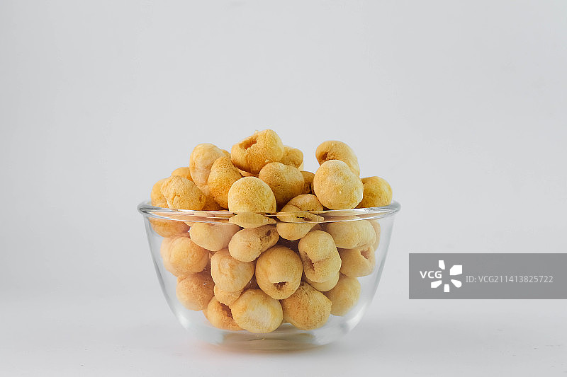 白色背景玻璃碗中的冻干龙眼，泰国图片素材