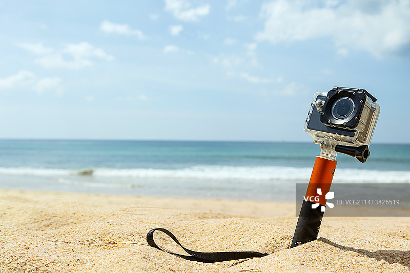 海滩上对着天空的相机特写图片素材