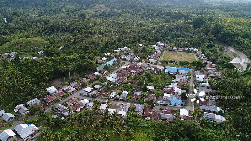 印度尼西亚中苏拉威西邦盖群岛城镇的树木和建筑物高角度视图图片素材
