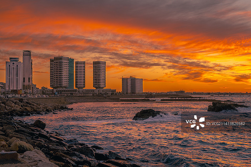 日落时分利比亚的黎波里海景与建筑图片素材