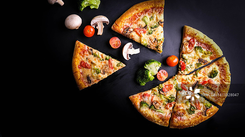 黑色背景下的披萨特写图片素材