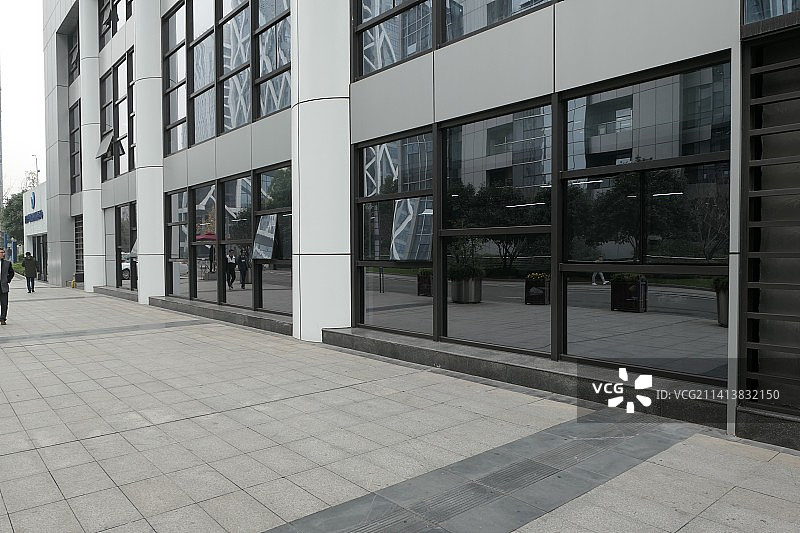 空的地面和办公大楼图片素材