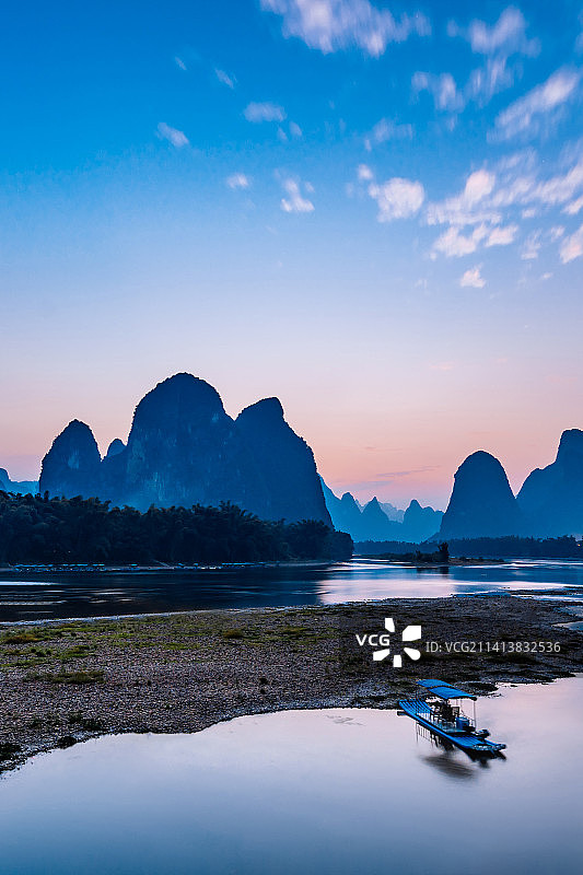 中国广西桂林阳朔兴坪漓江山水风光黄布倒影夜景图片素材