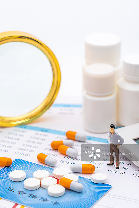 药品、社保卡医保卡和玩具小人——医疗保险概念图片素材