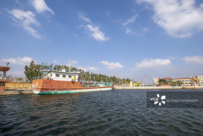 泉州海洋学院内可开动作业船图片素材