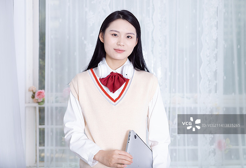 在室内的中国女学生图片素材