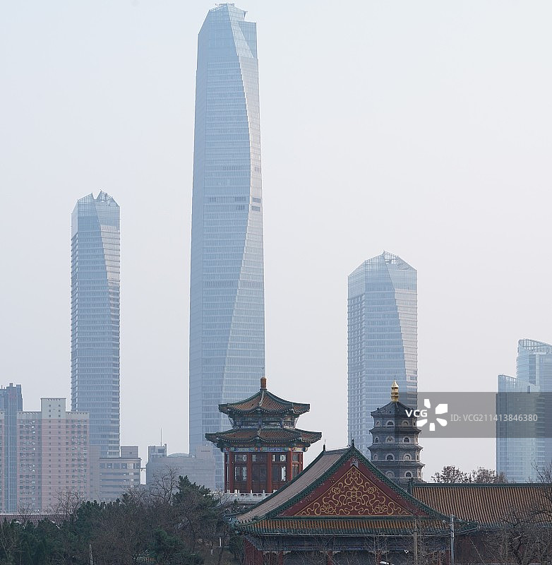 湛山寺与海天中心 建于上世纪30年代的寺庙，背靠2021年落成的海天中心。图片素材