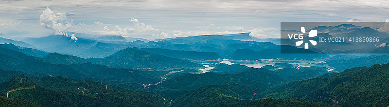中国四川眉山洪雅瓦屋山山顶俯瞰雅女湖及景区图片素材