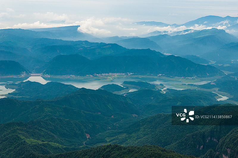 中国四川眉山洪雅瓦屋山山顶俯瞰雅女湖及景区图片素材
