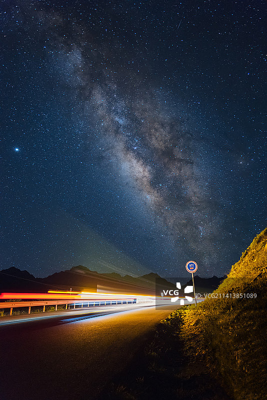 中国四川川西巴朗山银河星空汽车公路图片素材