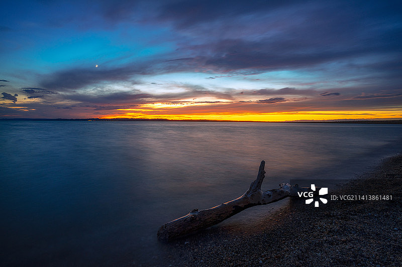 中国新疆阿勒泰地区福海县乌伦古湖的晚霞图片素材