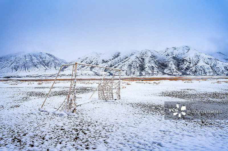 雪地里的足球场图片素材