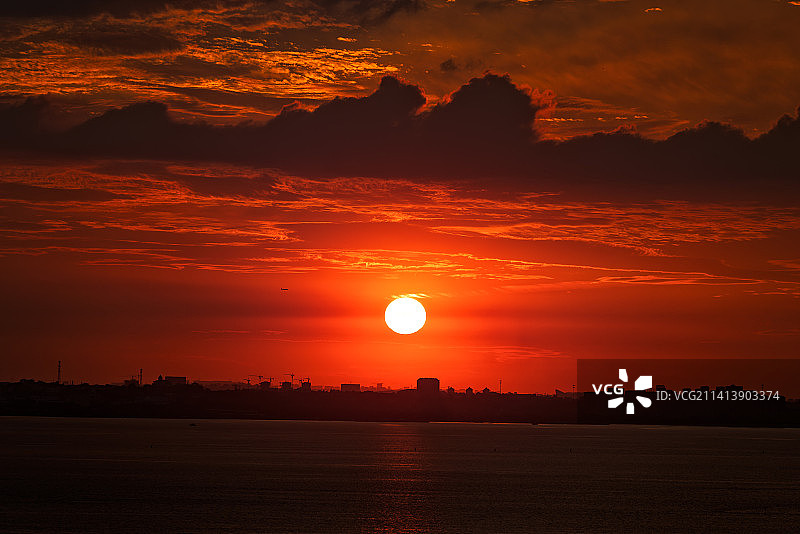 青岛胶州湾的夏季落日夕阳图片素材