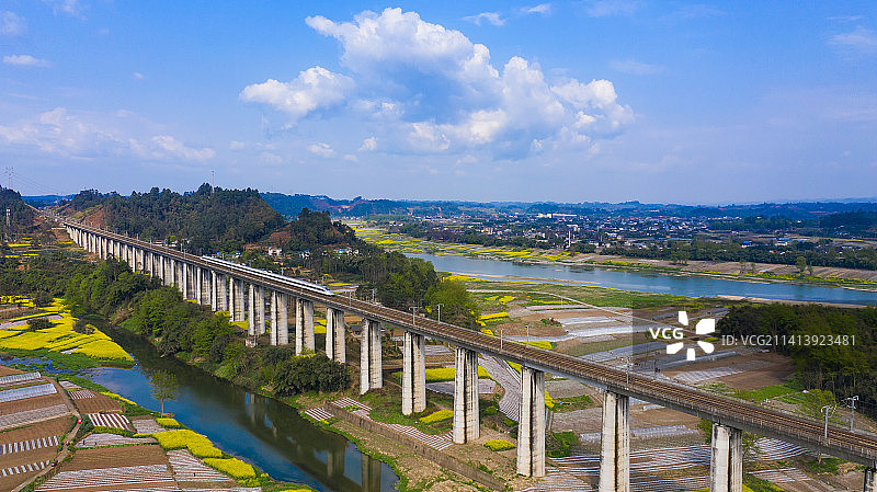 四川省青神县罗波乡动车驶过图片素材