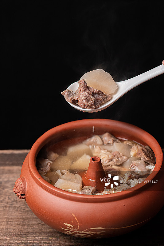 云南特色美食汽锅牛肉图片素材