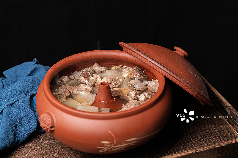 云南特色美食汽锅牛肉图片素材