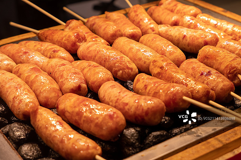 鹅卵石烤香肠图片素材