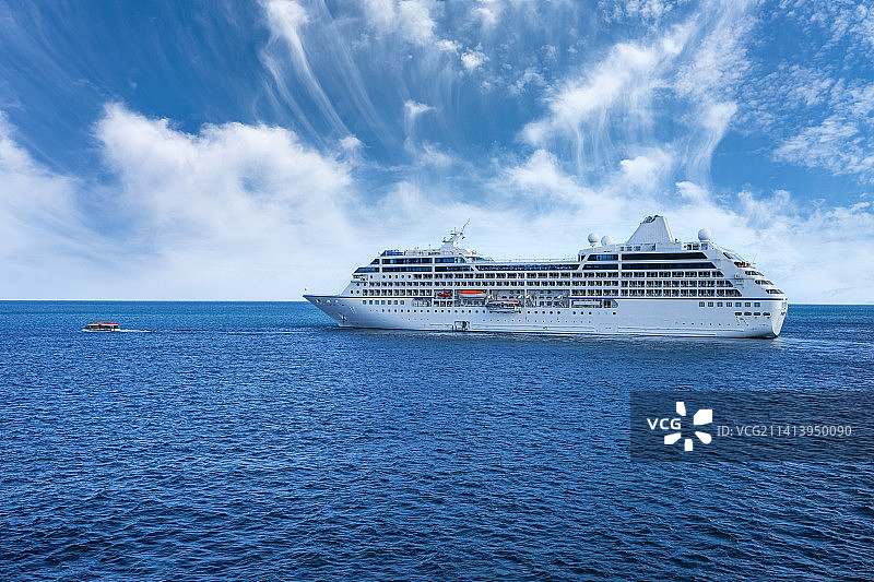 海上的大型豪华游轮（邮轮旅游）图片素材
