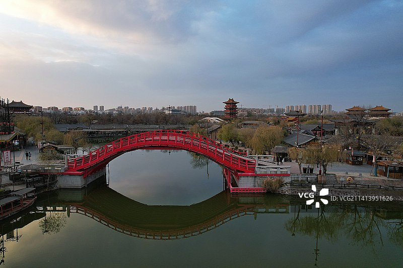 冬日云层下的清园虹桥图片素材