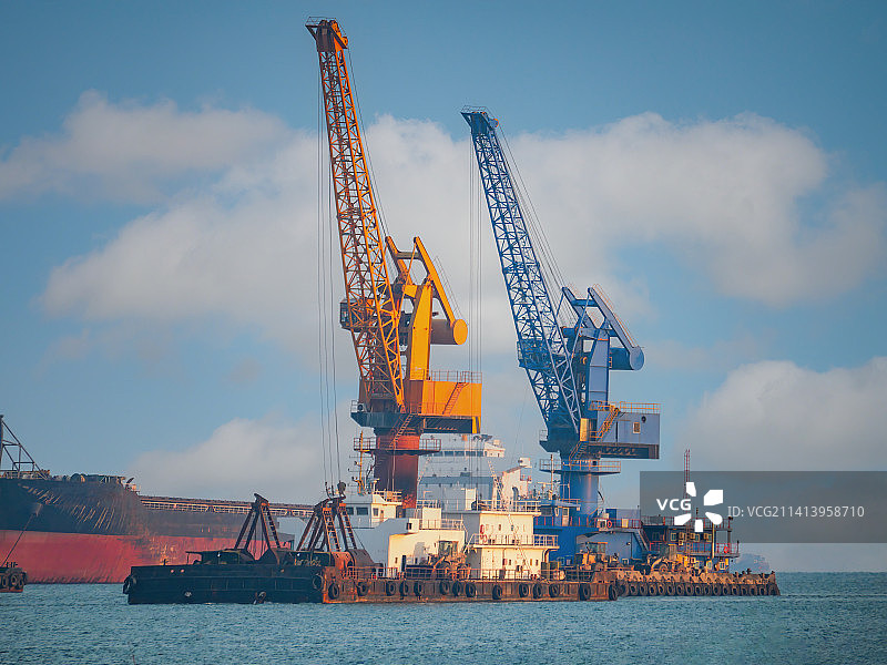 港口浮台重型门座抓斗卸船浮式集装箱装船起重机船舶机械作业系统货运物流进出口海上国际远洋运输货物转运图片素材