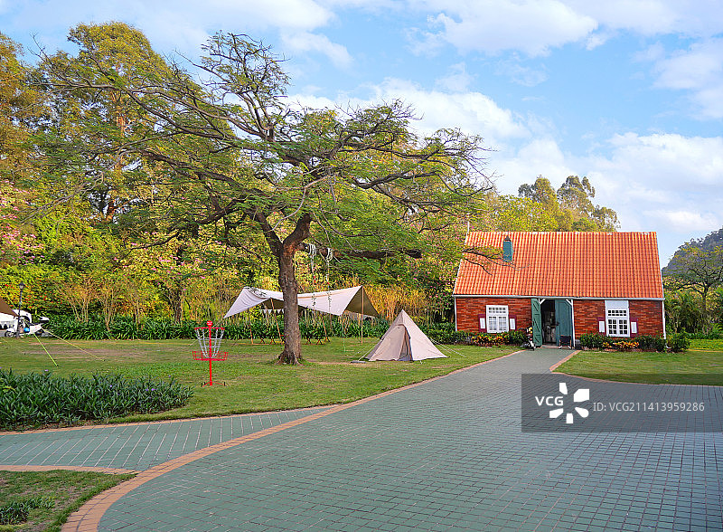 欧洲度假村小木屋酒店旅馆驿站露营阿尔卑斯山村地无人草坪北欧瑞士风情休闲帐篷度假别墅牧场花园舒适小镇图片素材