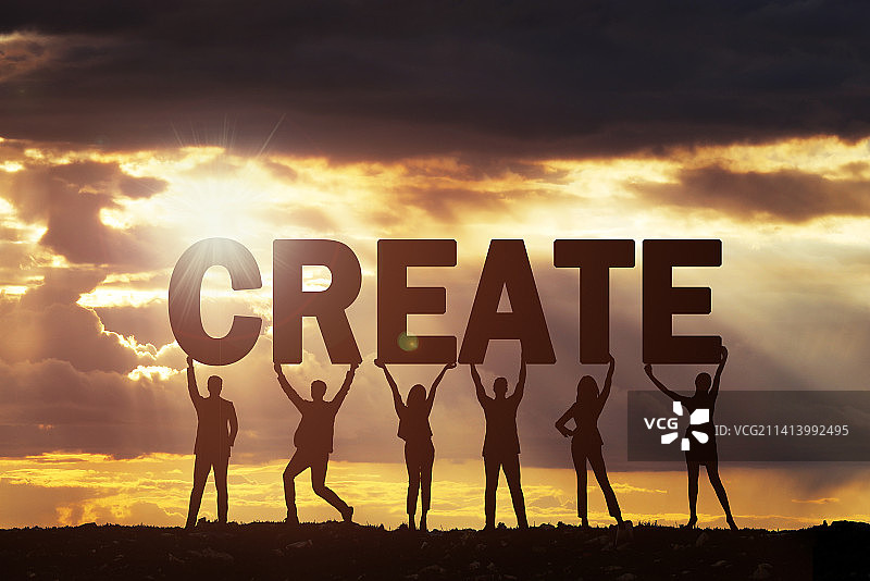 一群青年人双手高举字母CREATE,团队创新概念图片素材