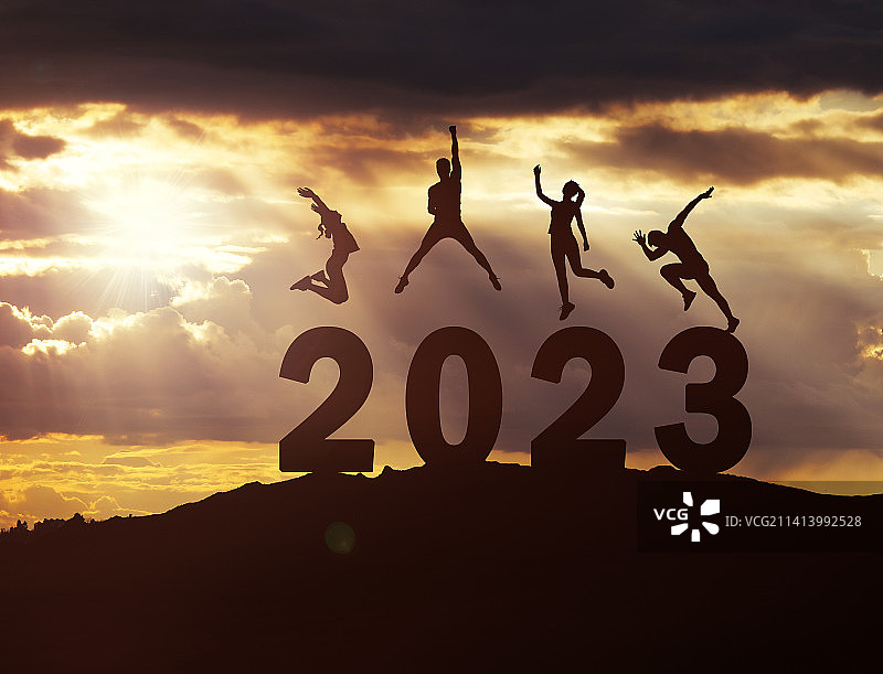 一群青年人在山顶跳跃着向2023年进发图片素材