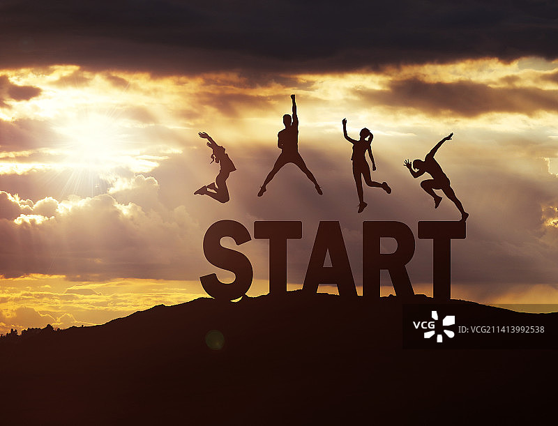 一群青年人跳跃着迈向新开始图片素材