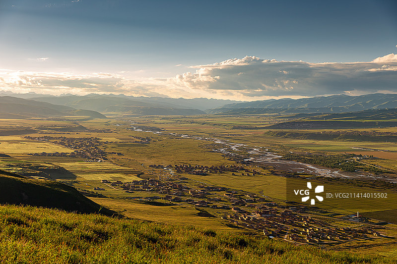 蓝天白云下的阿坝县城图片素材