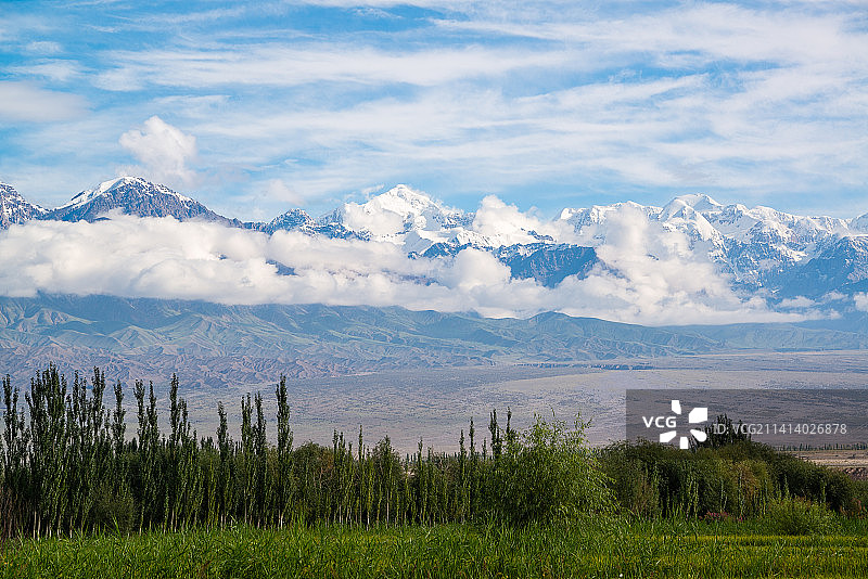 天山托木尔峰远眺图片素材