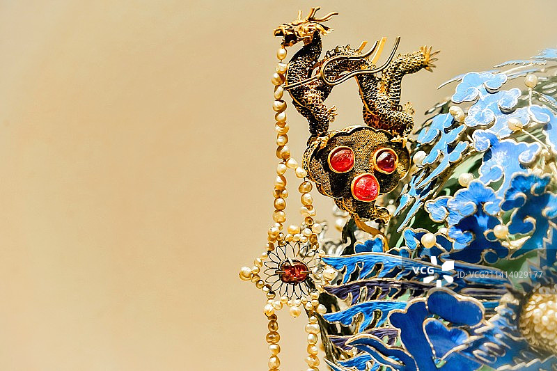 古典点翠龙形珍珠凤冠特写图片素材