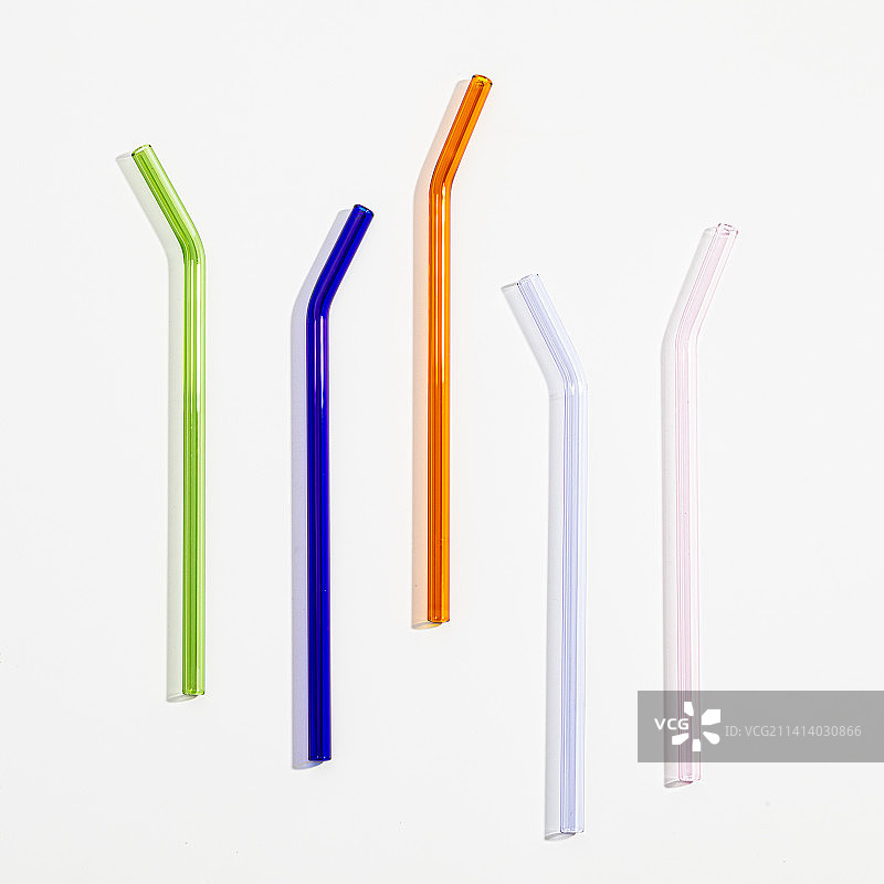 白色背景的彩色吸管饮具图片素材