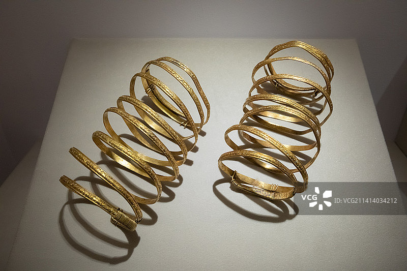 北京中国国家博物馆云纹金钏明代北京明定陵出土图片素材