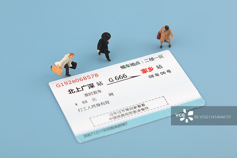 微缩场景火车票上回家的人图片素材