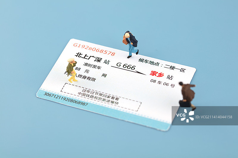 微缩场景火车票上回家的人图片素材