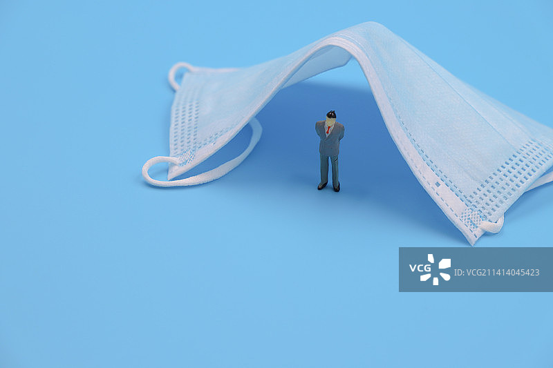 新冠传染流行病人群口罩保护小人微缩模型图片素材