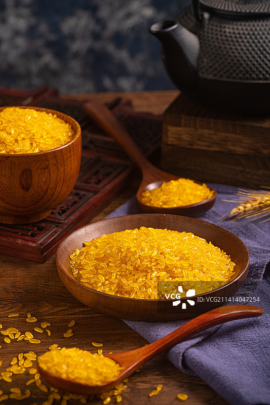 桌子上装在碗里的金黄色黄金米图片素材