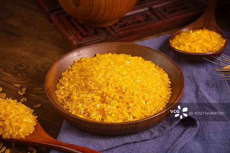 桌子上装在碗里的金黄色黄金米图片素材