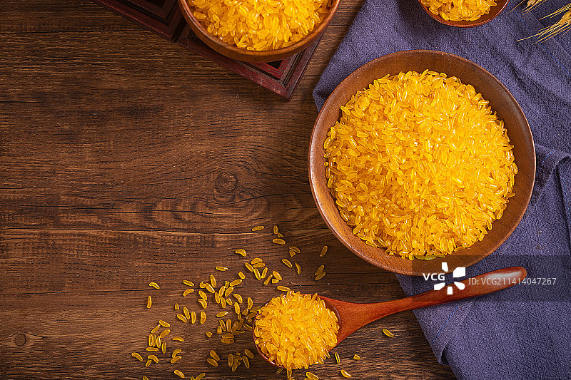桌子上装在碗里的金黄色黄金米图片素材