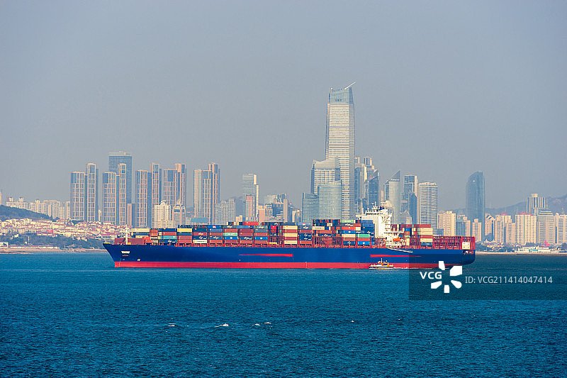 青岛城市风光与集装箱货轮图片素材