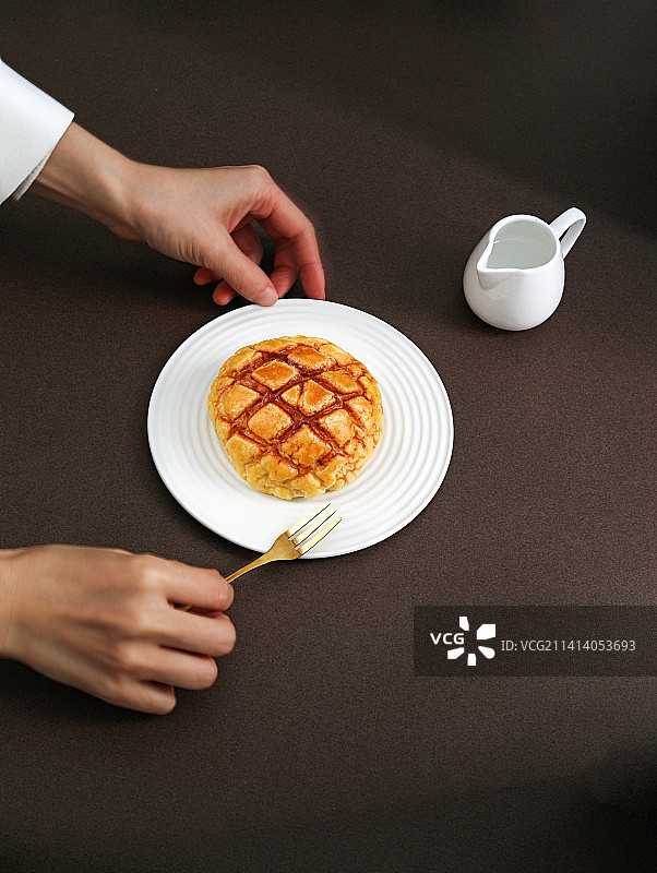 桌面的上摆放着早餐面包菠萝包图片素材