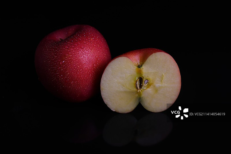 黑色背景下的苹果特写镜头图片素材